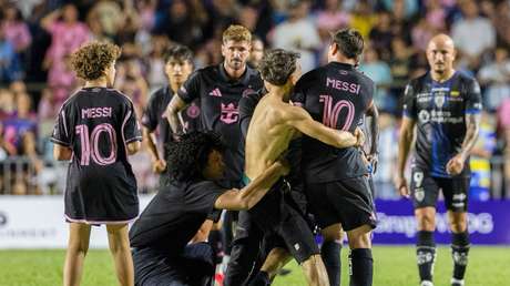 VIDEO: Fan taclea a Messi en invasión de cancha