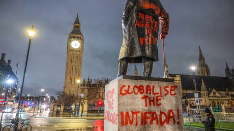 "Criminal de guerra sionista": Vandalizan la estatua de Winston Churchill en Londres