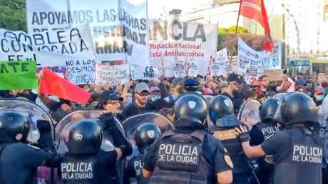 VIDEOS: La policía reprime a manifestantes contra la reforma laboral en Argentina