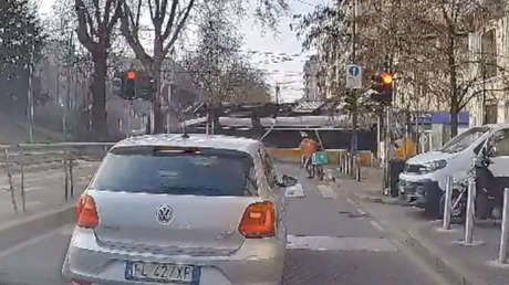 Tragedia en Italia: tranvía descarrila y se estrella contra un edificio (VIDEOS)