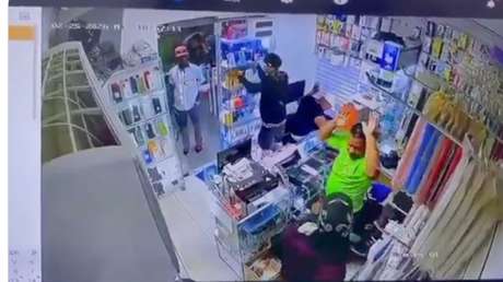 FUERTE VIDEO: Asalto a una tienda de móviles toma un giro inesperado