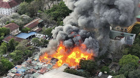 Hombre prende fuego a 300 casas tras 'pescar' a su esposa con otro (FOTOS, VIDEO)