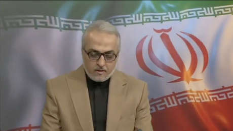 Presentador iraní se quiebra la voz al anunciar la muerte del ayatolá (VIDEO)