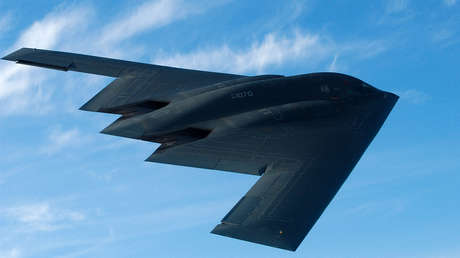 Los sigilosos B-2 de EE.UU. lanzan "docenas de bombas" sobre sitios de misiles de Irán
