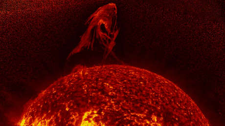VIDEO: Colosal protuberancia de un millón de kilómetros emerge del Sol