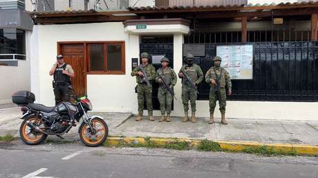 Reportan militares ecuatorianos afuera de la Embajada de Cuba en Quito