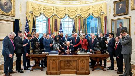 Pastores evangélicos se reúnen y rezan por Trump en la Casa Blanca