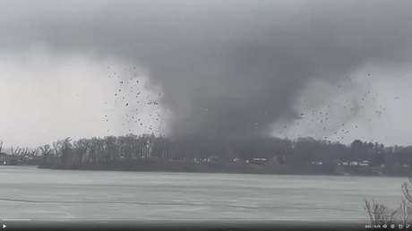 VIDEO: Un mortal tornado se abre paso por Míchigan