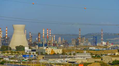 Irán impacta refinerías de petróleo y depósitos de combustible israelíes