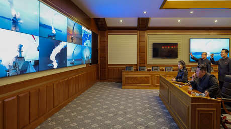 FOTOS: Kim supervisa lanzamiento de prueba de misiles desde nuevo destructor