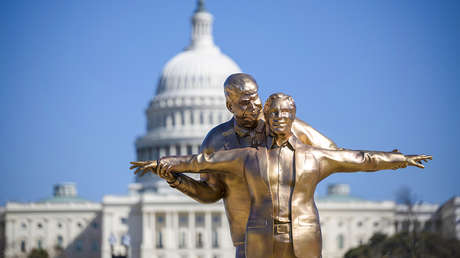 Aparece en Washington una estatua de Trump y Epstein recreando la icónica escena de 'Titanic'