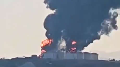 VIDEO: Fuego devora las instalaciones de almacenamiento de crudo en Omán tras ataque de drones