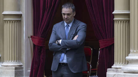 "Somos humanos y cometemos errores": Jefe de Gabinete argentino se pronuncia por el polémico viaje a EE.UU. con su esposa