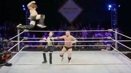 VIDEO: Árbitro sufre hemorragia cerebral en pleno combate y siguen luchando como si nada