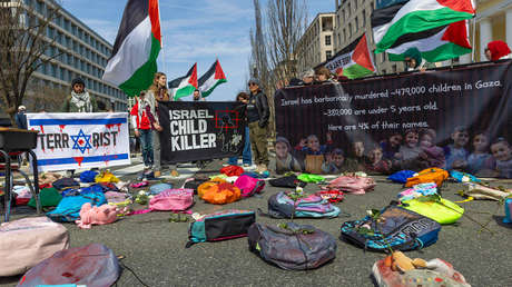 VIDEO: Recrean cerca de la Casa Blanca la masacre de niñas iraníes en Minab