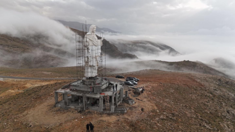 VIDEO: Construyen una estatua del Cristo Redentor en la frontera entre el Líbano y Siria