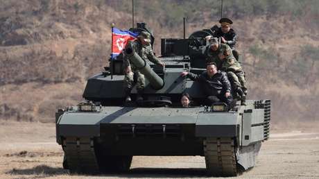 FOTOS: Kim Jong-un y su hija abordan el nuevo tanque insignia de su país