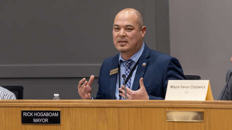 Alcalde de EE.UU. que sufría rara enfermedad muere de súbito en medio de una reunión