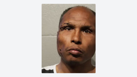 Asesino exconvicto irrumpe en una casa y se acuesta en la cama de un niño mientras su familia dormía