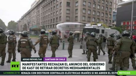 Manifestantes rechazan el anuncio del Gobierno de Kast de retirar decretos medioambientales