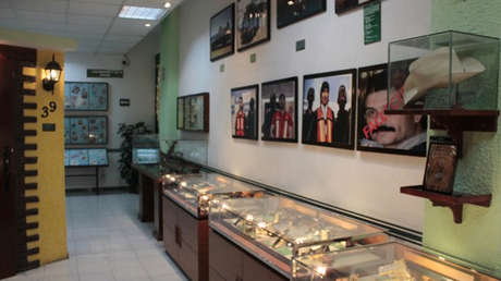 La colección 'secreta' de excentricidades del narco mexicano: la Colt del 'Chapo' y objetos religiosos