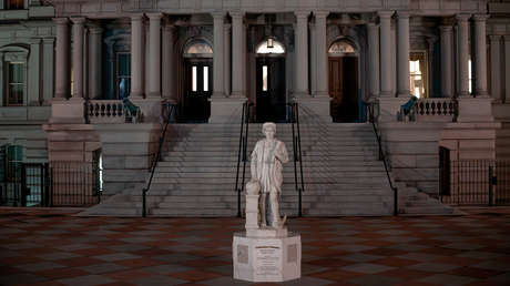 Trump instala una estatua de Cristóbal Colón en la Casa Blanca