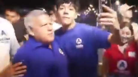 VIDEO: Finge ser seguidor de un candidato presidencial y le revienta un huevo en la cabeza