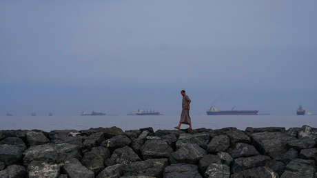 Reportan cruce "en oscuro" de un superpetrolero por el estrecho de Ormuz