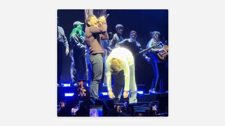 VIDEO: La extraña pose de Peso Pluma en pleno concierto que prende alarmas sobre su salud