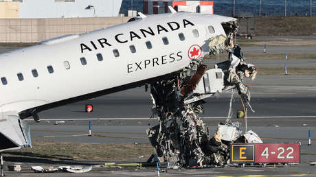 Sobrevive de milagro: azafata sale expulsada de avión accidentado en Nueva York