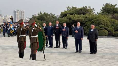 Abrazos firmes y orquesta militar: líder bielorruso recibe una calurosa acogida en Pionyang (VIDEOS, FOTOS)