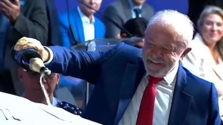 VIDEO: Lula bautiza un caza supersónico con champán para marcar el despegue de esta industria brasileña