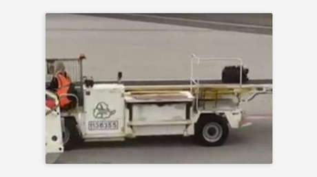 Se asoma por la ventanilla y graba cómo intentan robar su maleta antes de despegar de Madrid