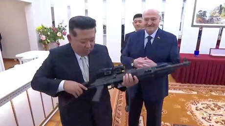 "Por si aparecen enemigos": Lukashenko regala un fusil de asalto a Kim Jong-un (VIDEO)