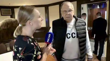Periodista intenta acorralar a Lavrov por su sudadera de la URSS y esto es lo que oye