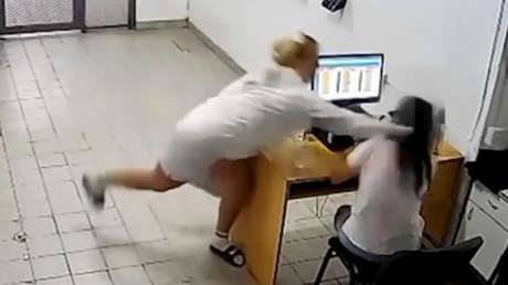 Paciente golpea brutalmente a empleada de hospital por prohibir la entrada de una pastora (VIDEO)