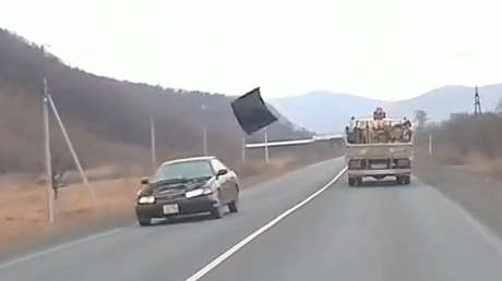 Ni en las películas: capó de un coche sale volando en plena autopista y todo queda grabado (VIDEO)