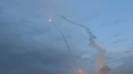 VIDEO: Irán lanza contundente ataque contra la industria pesada estadounidense en la región