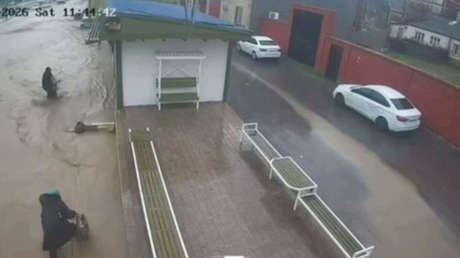 VIDEO: Transeúnte rescata a tiempo a menor arrastrado por la corriente