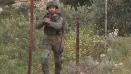 Soldados israelíes apuntan a equipo de CNN que graba su propia detención (VIDEO)