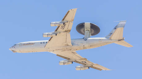 IMÁGENES muestran cómo quedó un avión de reconocimiento atacado en una base de EE.UU. en Arabia Saudita