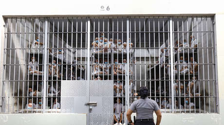 "Campos de concentración" y "presos inocentes": Petro no da tregua en su choque verbal con aliado clave de Trump