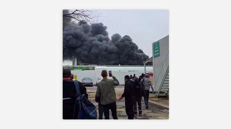 Fuego arrasa un complejo industrial israelí tras represalias de Irán (VIDEOS)