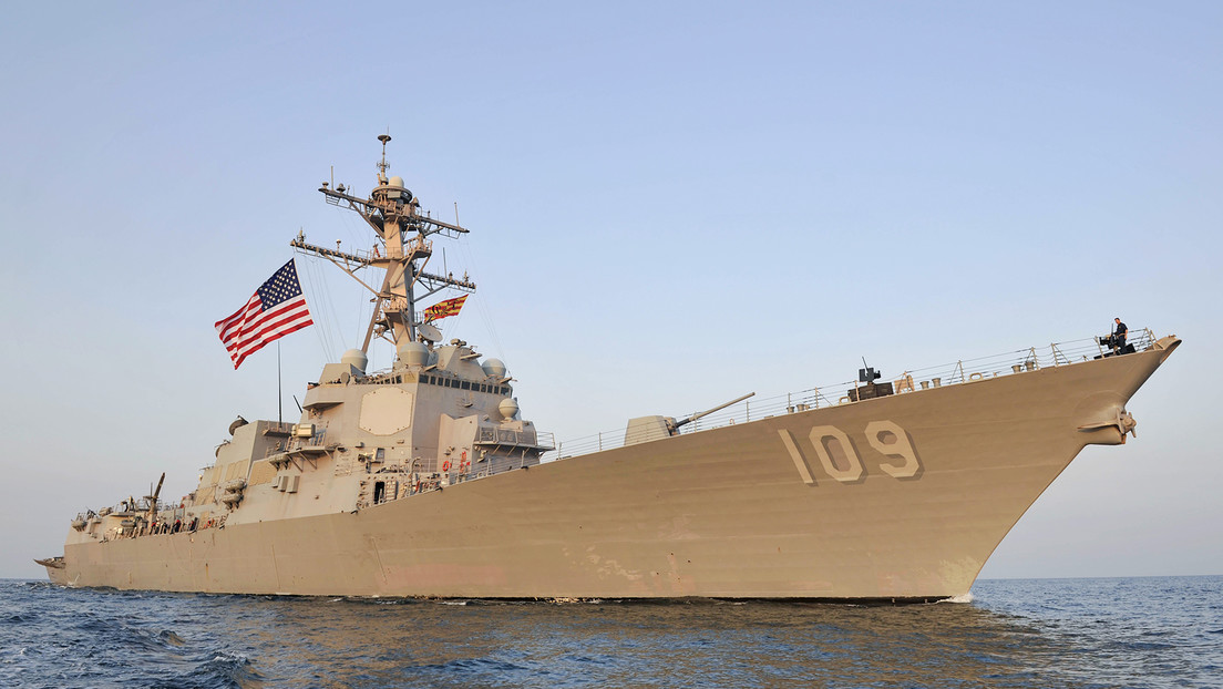 Medios: Destructor de EE.UU. da media vuelta ante Ormuz tras una advertencia de Irán