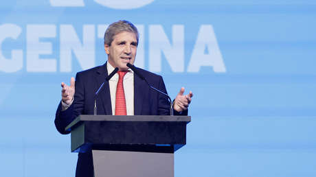 "Me dan ganas de cagarlos a patadas en el culo a todos": Explota el ministro de Economía argentino