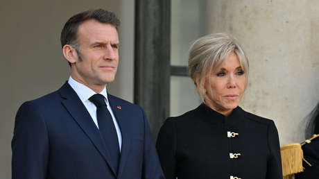 "Aún se está recuperando del derechazo en la mandíbula": Trump se burla de los "malos tratos" que da a Macron su esposa