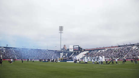Incidente en el estadio de uno de los mayores clubes de fútbol de Perú deja un muerto y decenas de heridos