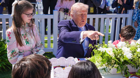 Trump se burla de Joe Biden mientras firma autógrafos a niños