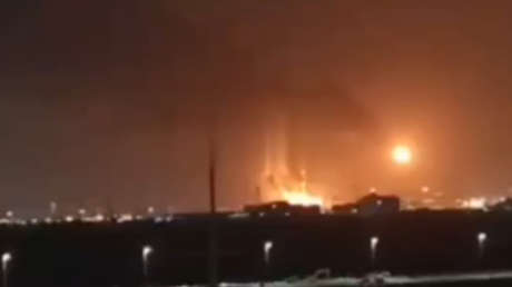VIDEOS: Explosiones e incendios tras ataque a gran escala contra zona industrial de Arabia Saudita