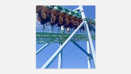 VIDEO: Falla en una montaña rusa deja a la gente colgada en el aire